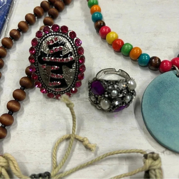 Lot of 23 pieces of Boutique Jewelry, necklaces, bracelets, charms, costume ring - Picture 5 of 13